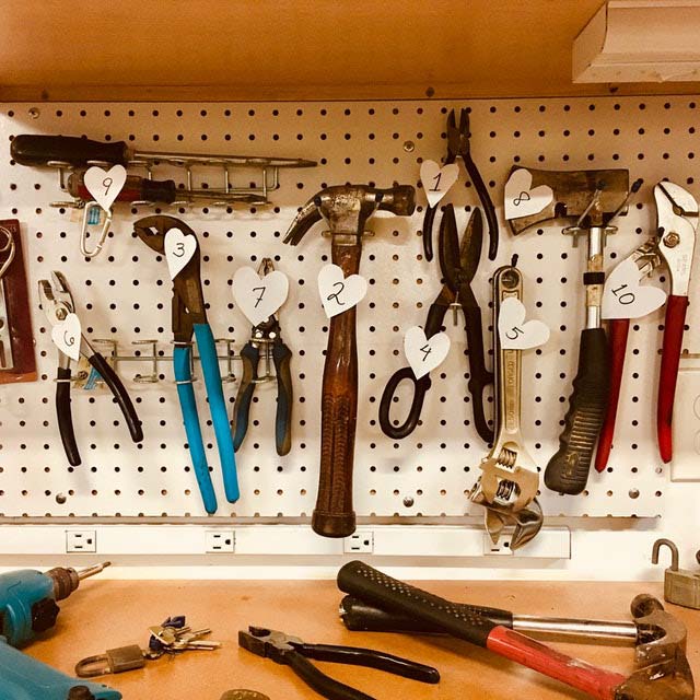 outils accrochés au mur
